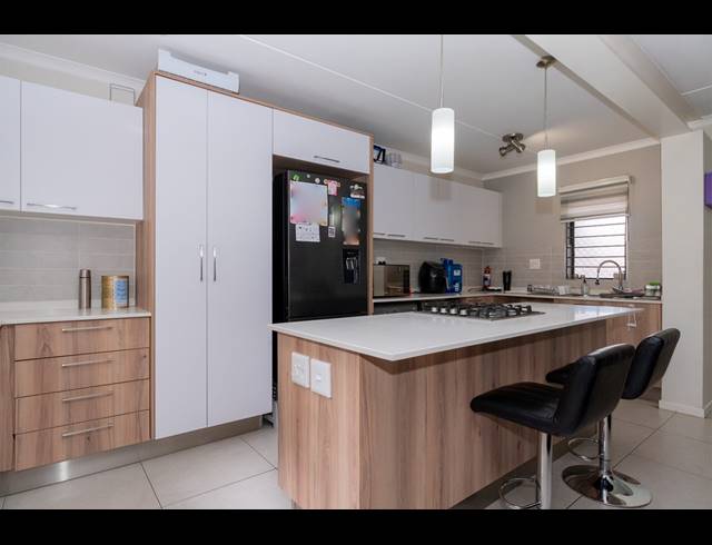 3 BEDROOM APARTMENT FOR SALE IN MODDERFONTEIN